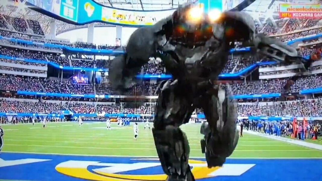 Rise Of The Beasts Optimus Primal On Nickelodeon NFL Nickmas Game  (7 of 16)